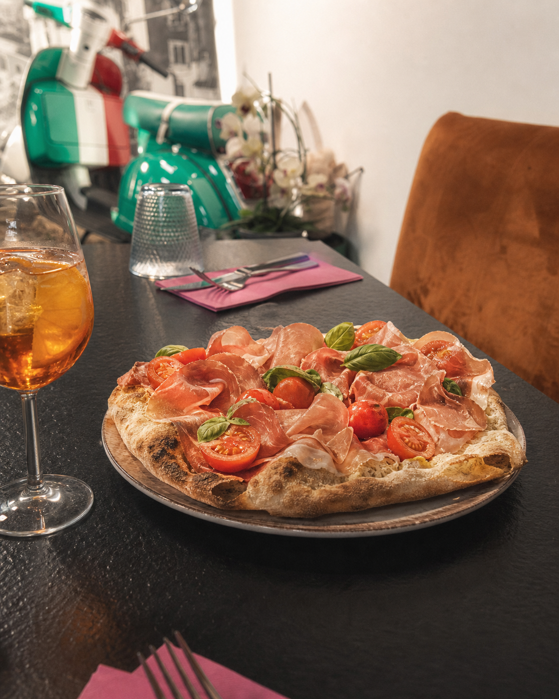 Pinsa italienne servie sur une table noire de VIA NAPOLI 19