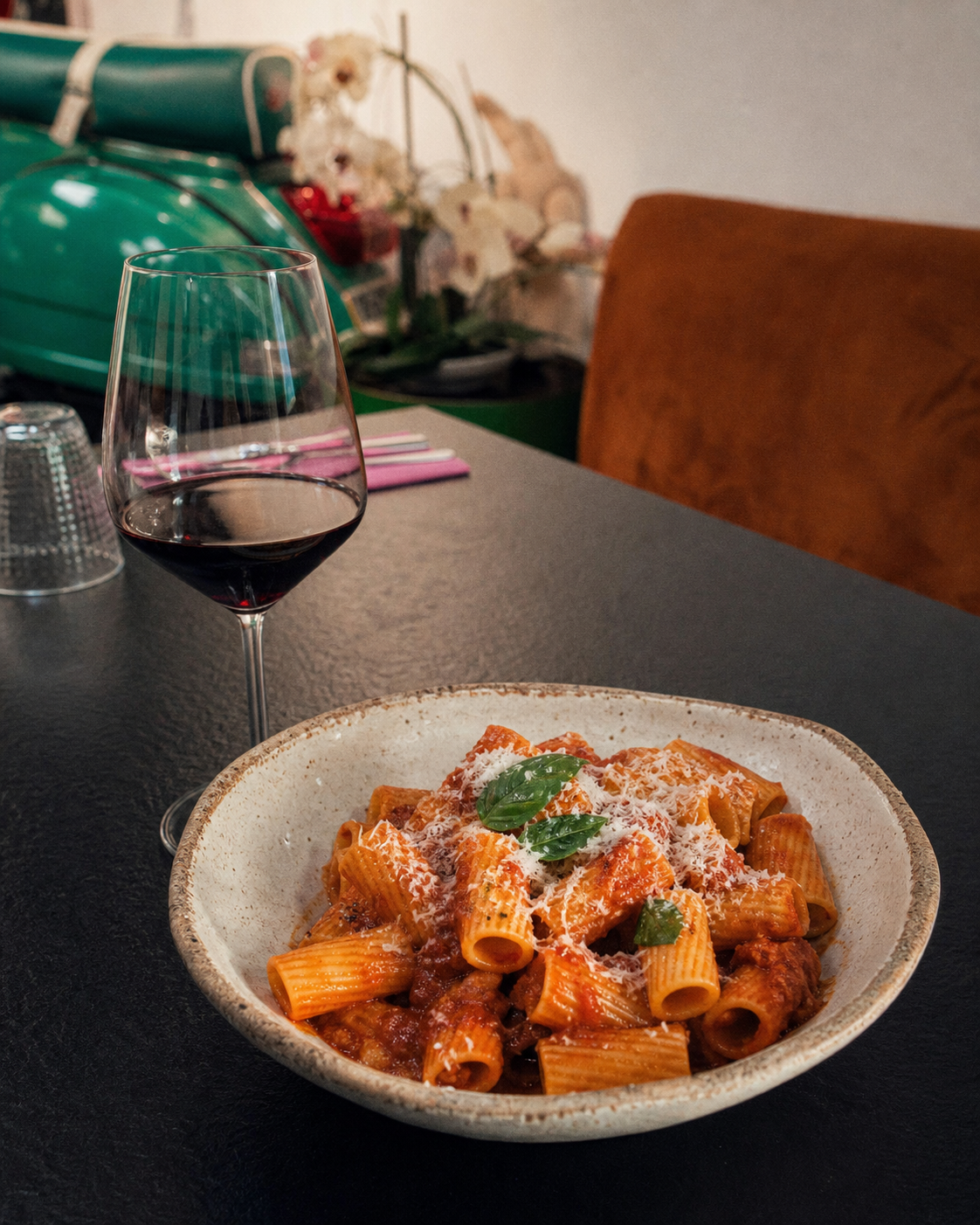 Rigatoni à la tomate et au parmesan servis au restaurant