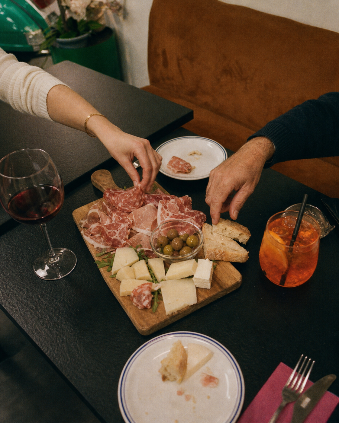 Antipasti italiens partagés autour de la table