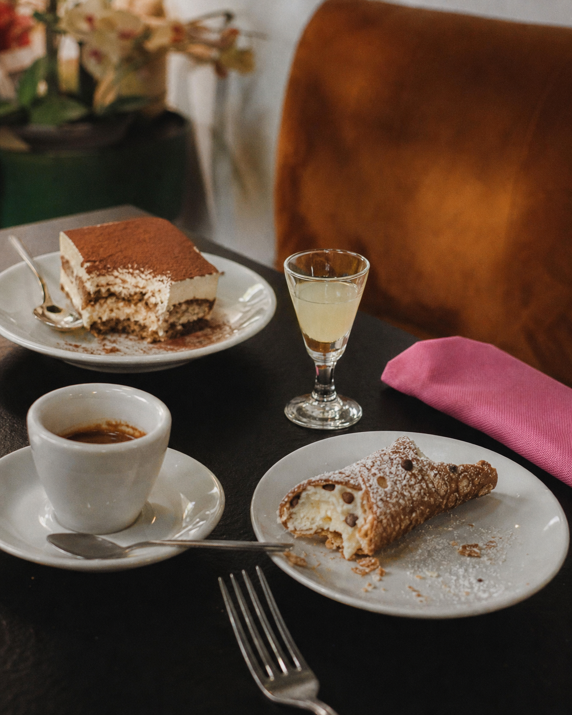 Cannolo, tiramisu, espresso et limoncello à table