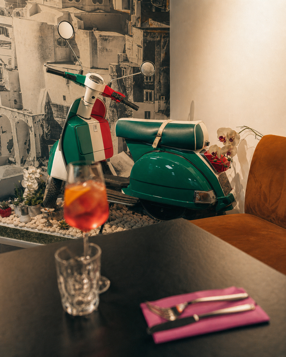 Vespa tricolore près d’une table dressée du restaurant