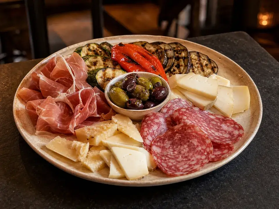Antipasti servi chez VIA NAPOLI 19