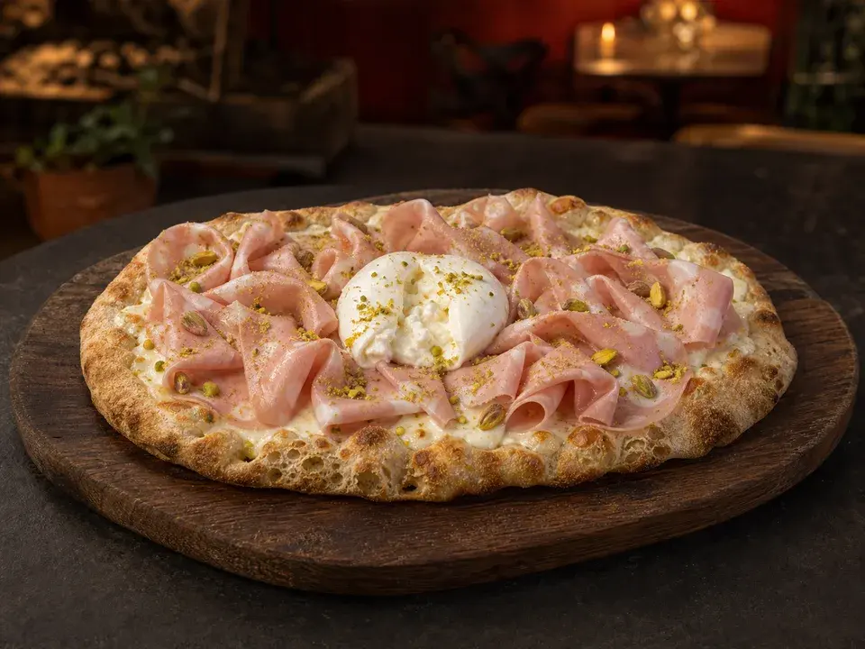 Pinsa mortadella servi chez VIA NAPOLI 19
