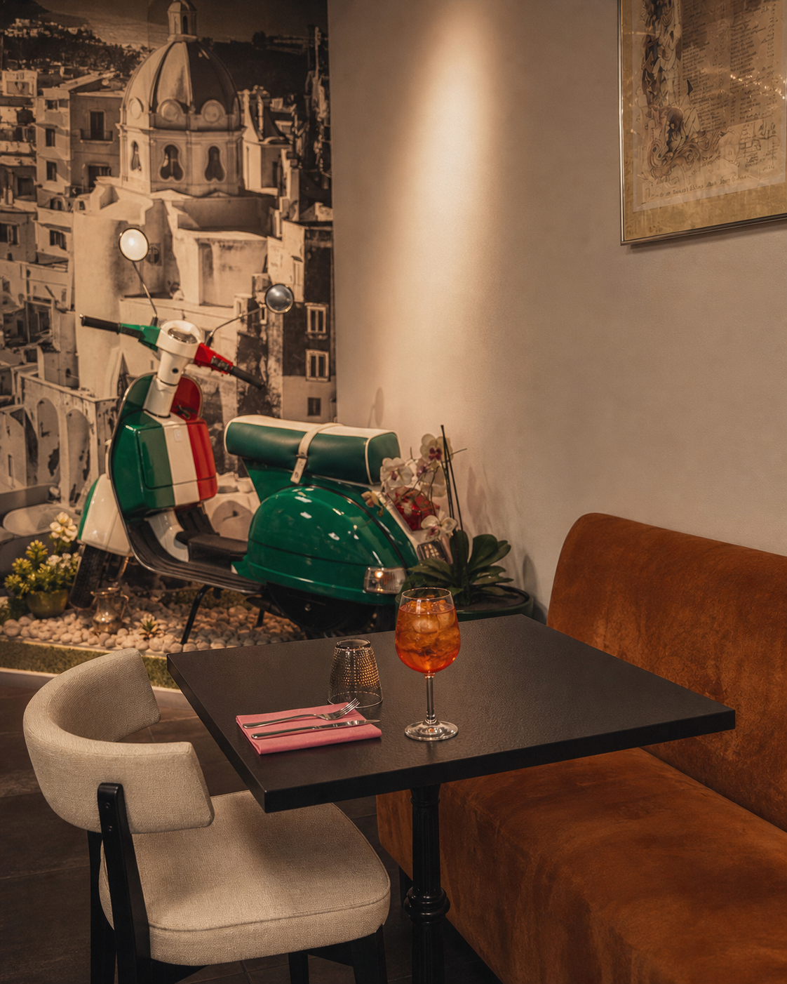 Table prête à accueillir les clients devant la Vespa de VIA NAPOLI 19