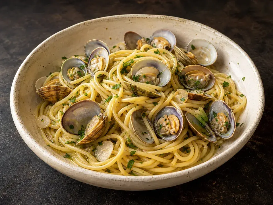 Spaghetti vongole servi chez VIA NAPOLI 19