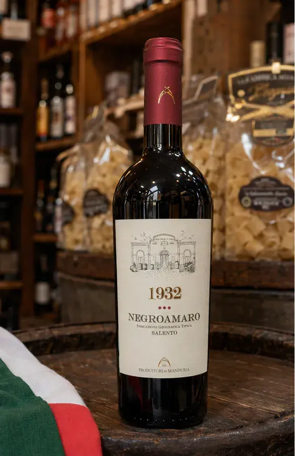 1932 Negroamaro Salento, plan large de face