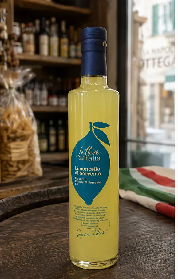 Lettere dall’Italia Limoncello di Sorrento, plan large de face