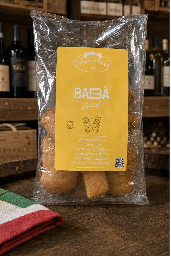 Babà Secco Grande, plan large de face