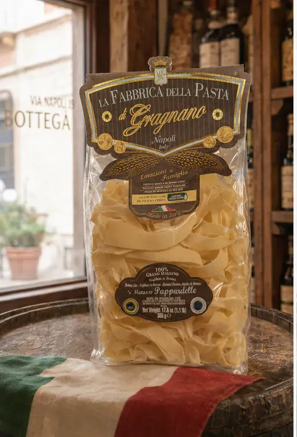 La Fabbrica e Matasse Pappardelle, plan large de face