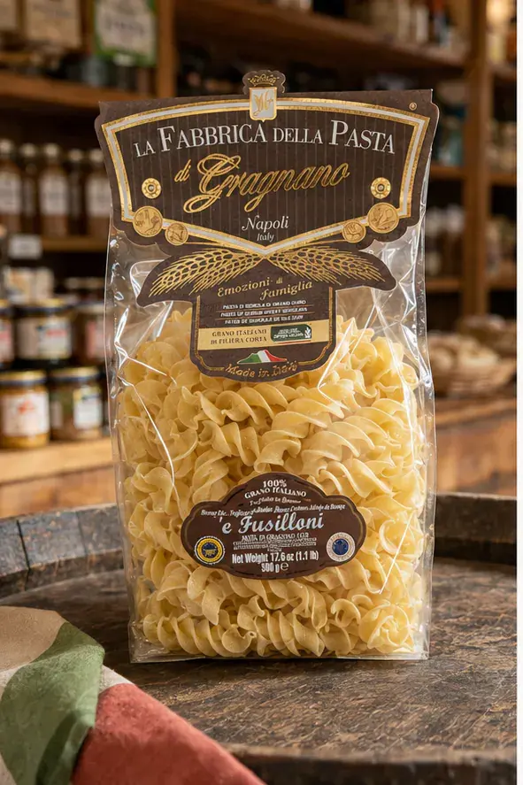 La Fabbrica Fusilloni seconde série, plan large de face