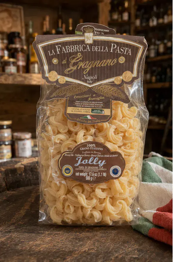 La Fabbrica e Jole, plan large de face
