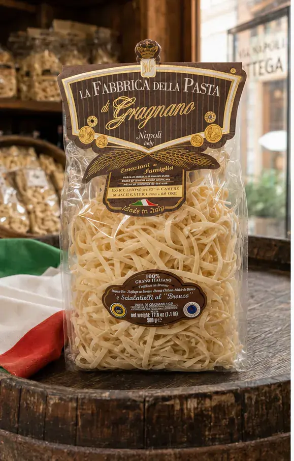 La Fabbrica e Scialatielli al Bronzo seconde série, plan large de face