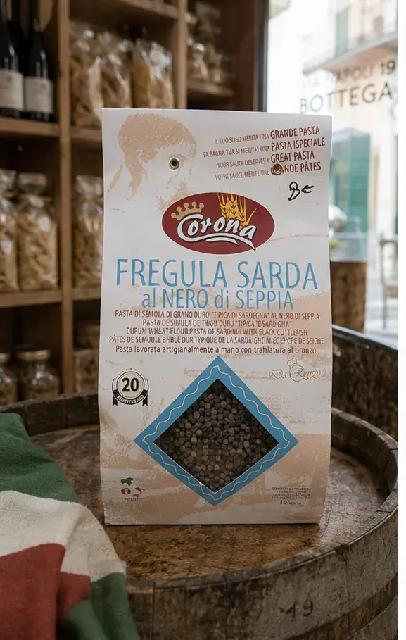 Fregula Sarda al Nero di Seppia, plan large de face