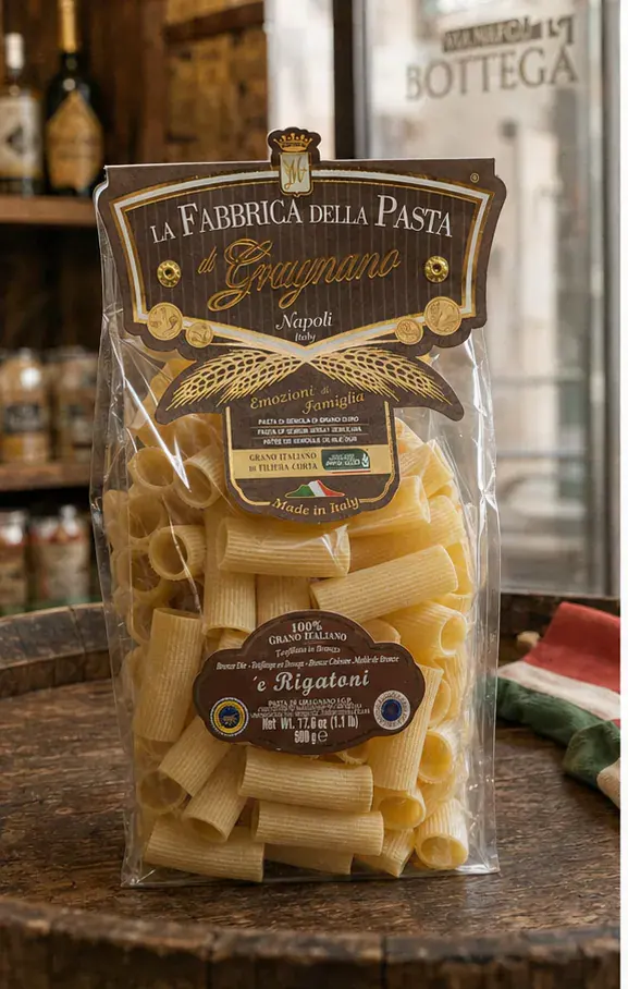 La Fabbrica Rigatoni, plan large de face