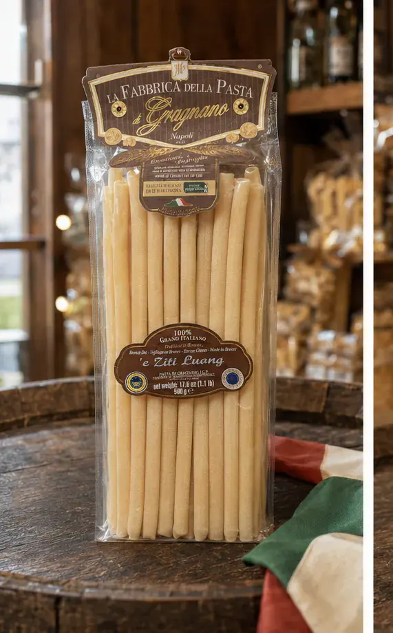 La Fabbrica Ziti Lunghi, plan large de face