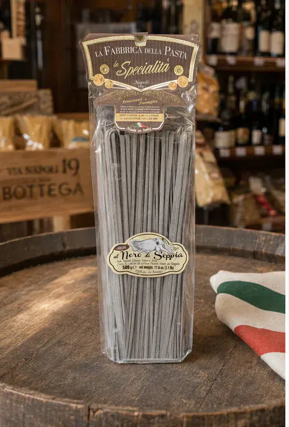 La Fabbrica Spaghetti al Nero di Seppia, plan large de face