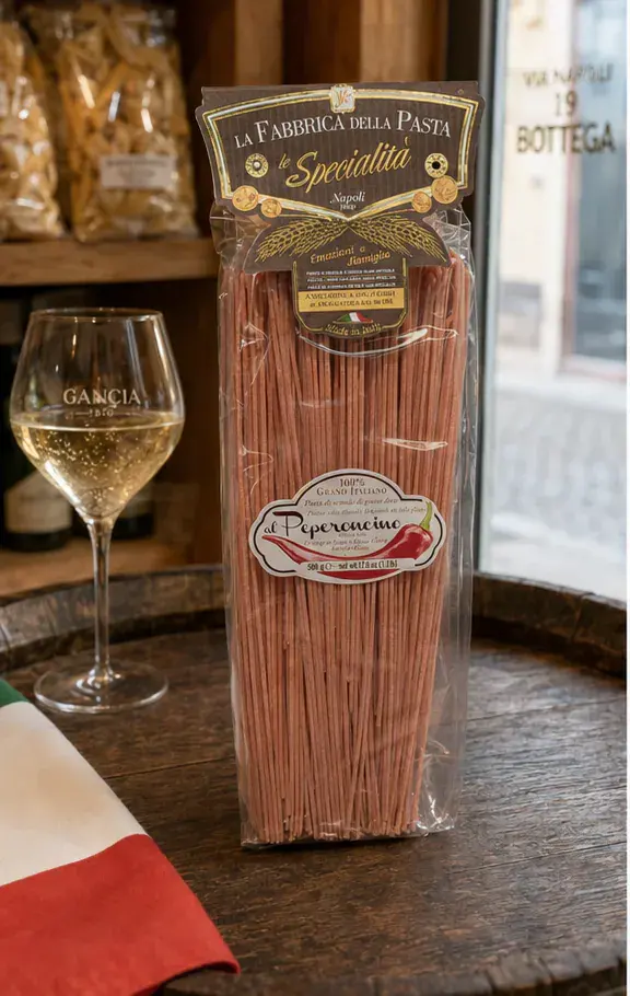 La Fabbrica Spaghetti al Peperoncino, plan large de face