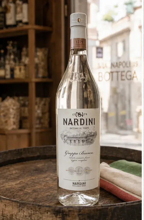 Nardini Grappa Bianca, plan large de face