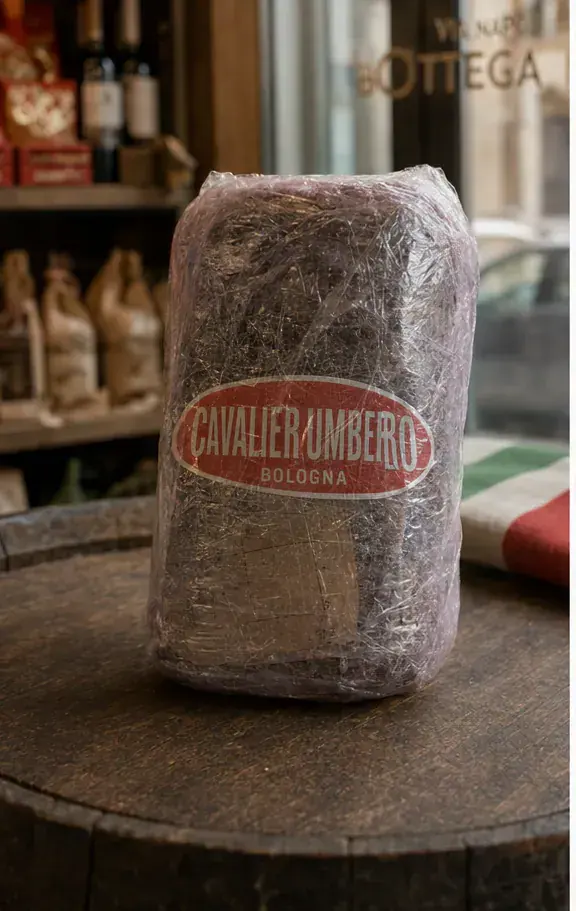 Salame al Pepe, plan large de face